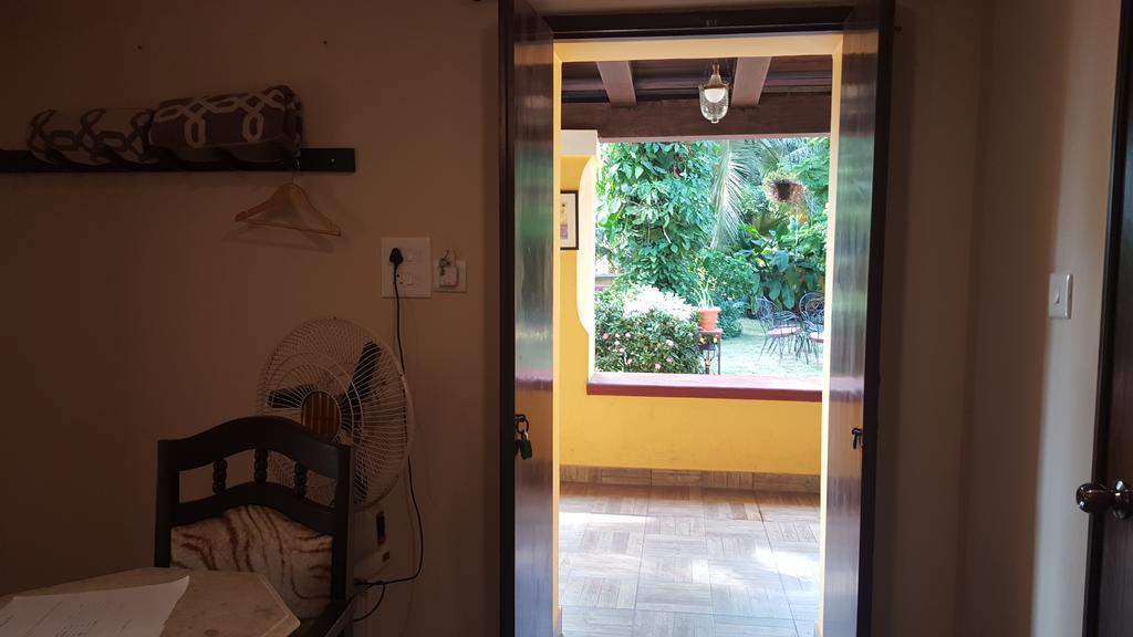 Casa Menezes - A Heritage Goan Homestay Bambolim Zimmer foto
