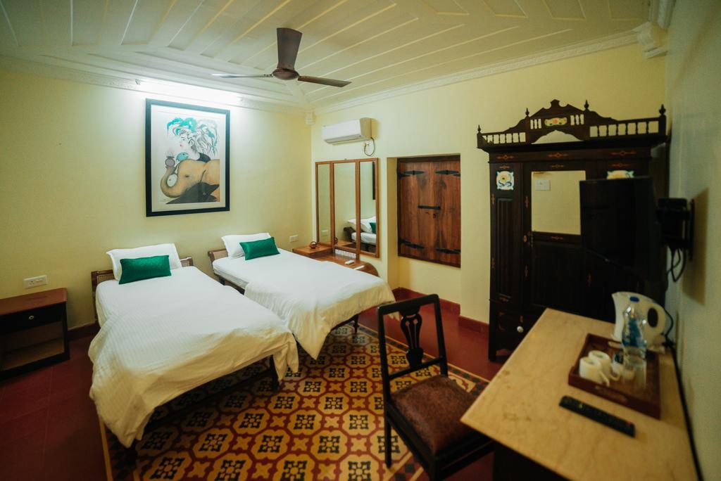 Casa Menezes - A Heritage Goan Homestay Bambolim Exterior foto